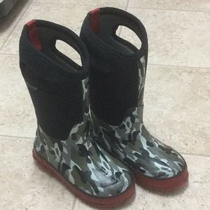 Bogs black camo snow boots size 12 kids